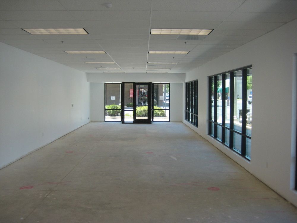 Retail For Lease: 213 W 8th St, Hanford, CA 93230